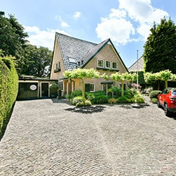 Gepflasterte Einfahrt