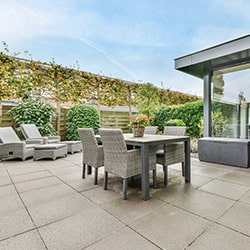 Gepflasterte Terrasse